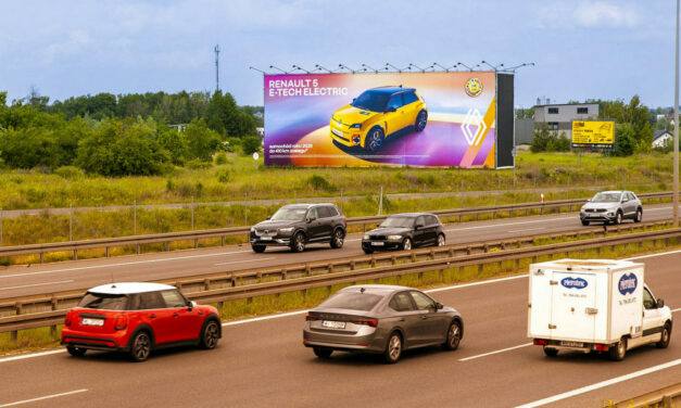 Renault 5 E-Tech na nośnikach traffic OOH